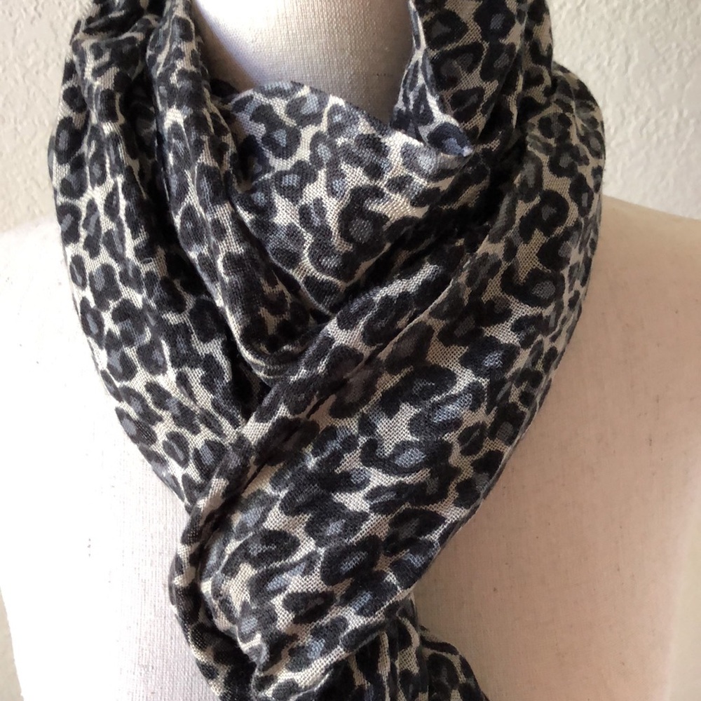 LEOPARD SCARF - Picture 2 of 3